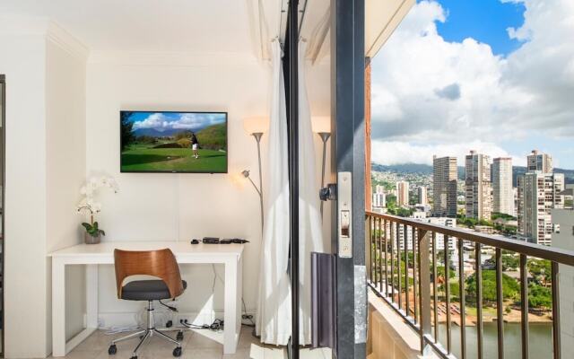 Modern Elegant Studio with ocean View...royal Gardens