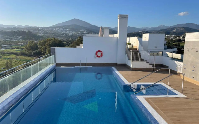 Brand new apartment with gym&rooftop pool.