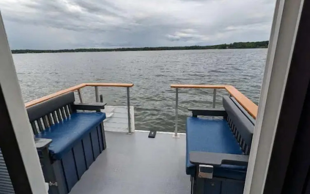 House Boat on Fife Lake
