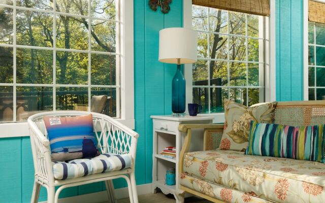 Looking Glass Beachfront Inn