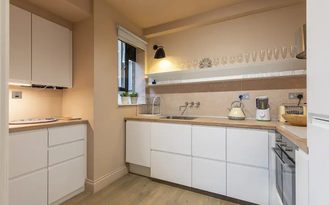 Modern 2BR Flat Minutes From Kensington Gardens