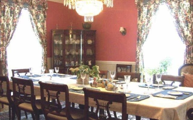 Farnam Guest House