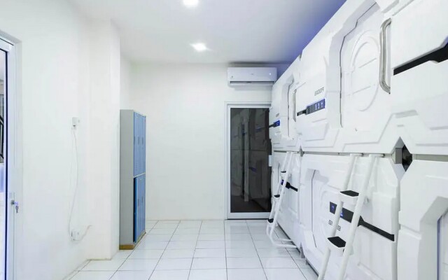 RedDoorz Hostel near Taman Puring