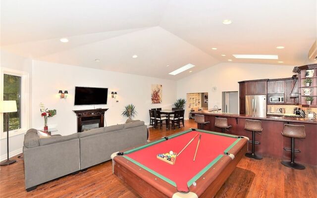 Lavish 4BR House with Ravine Backyard