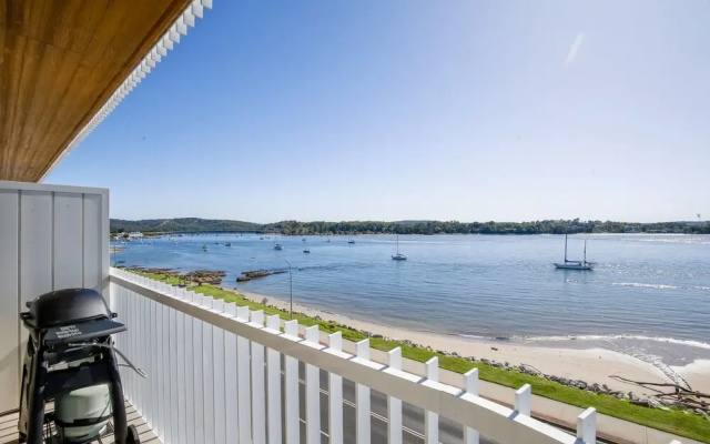 Exquisite 1-bed Apartment With Bay Views