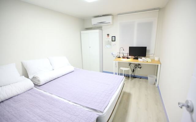 Hongdae Lazyfox Den Hostel