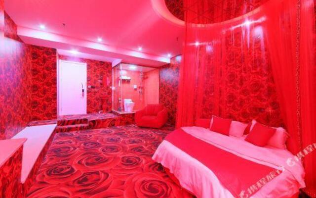 Fall in love with your theme hotel (Shijiazhuang Tianshan Hai World Store Branch)