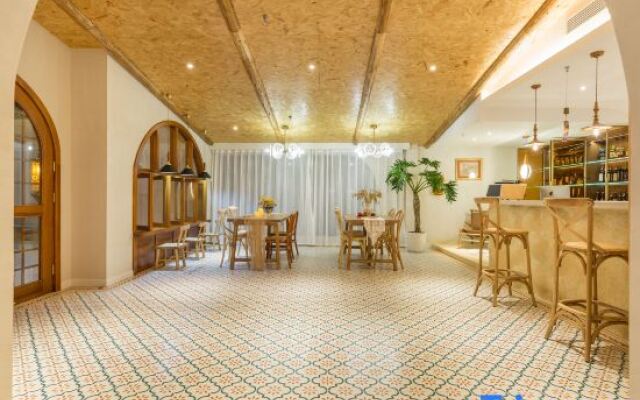Sanjian Homestay (Shanghai International Tourism Resort)