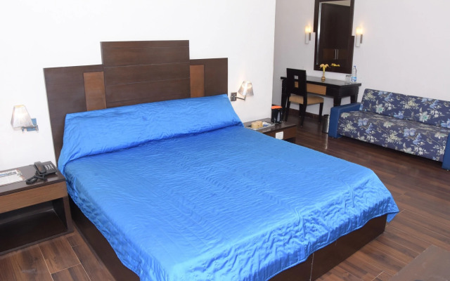 8fold-Pinecrest By LaRiSa, Bhimtal