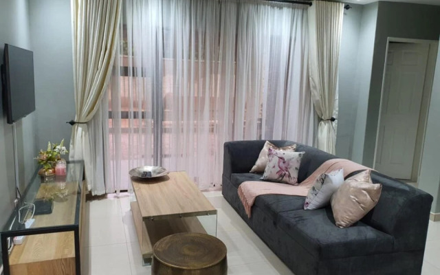 Posh 3 Bed Guesthouse in Hillside With Pool - 2039