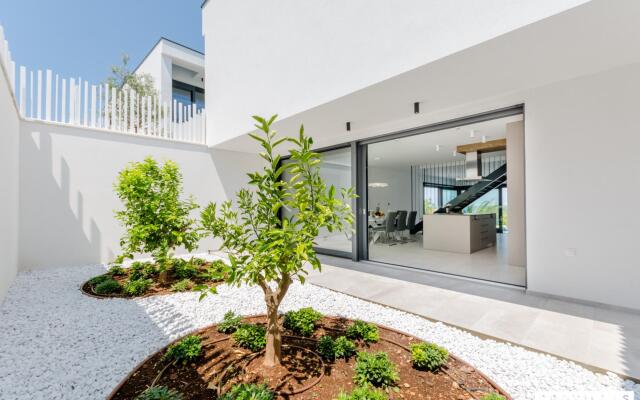 Pax in Sutivan with 3 bedrooms and 3 bathrooms