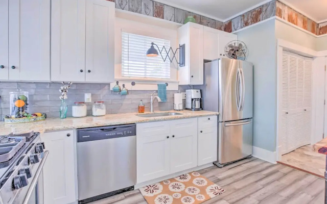 Bright Texas Retreat Near Pleasure Pier & Beach!