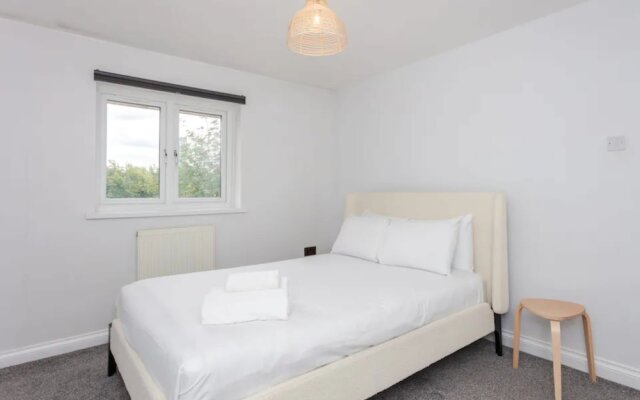 Bright 2 Bedroom House in Stratford With Garden