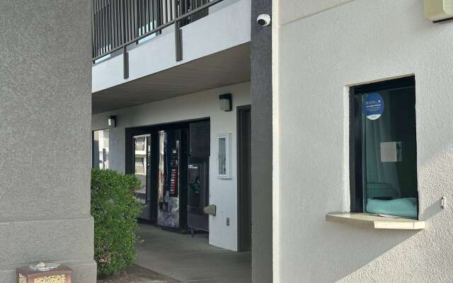 Super 8 by Wyndham Monroe