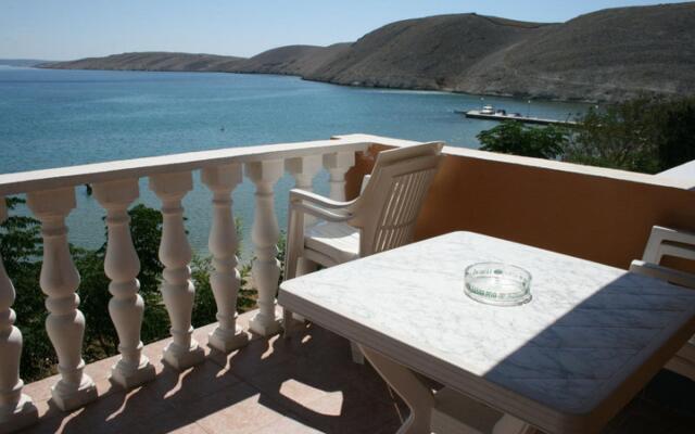 Sandy beach - afordable with parking - A3-17(4)