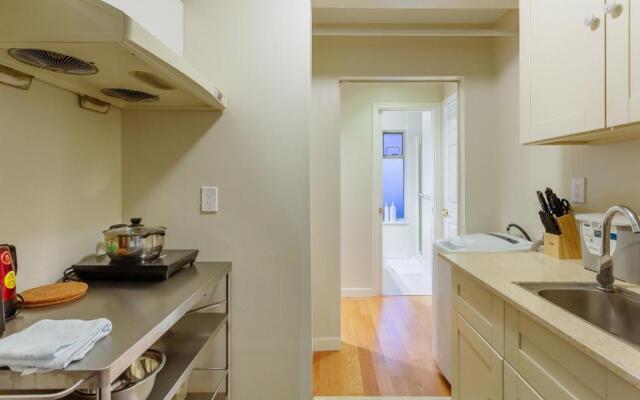 Convenient to Attractions & Close To Airport