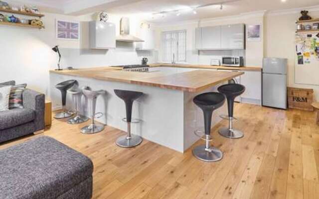 Host Stay Cobb Court