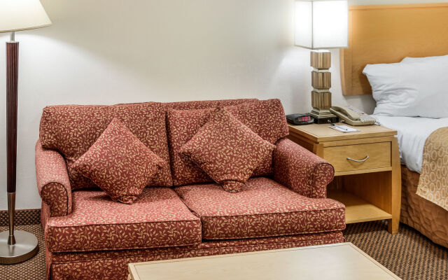 Desert Sands Inn & Suites