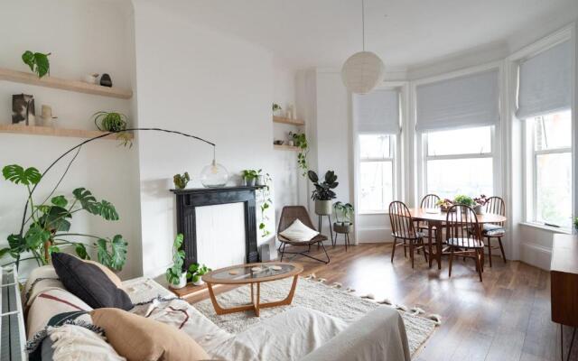 Spacious 2 bedroom sea view flat. Sleeps 6