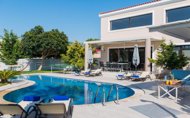 Superb & spacious villa, pool, 2km from town!