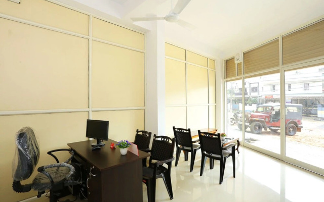 OYO 37302 White Cort