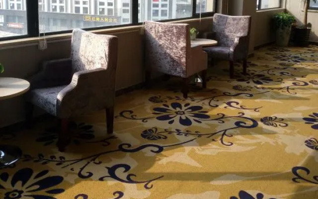 Huayi Hotel (Shanghai Hongqiao Airport Linyi Road Subway Station)