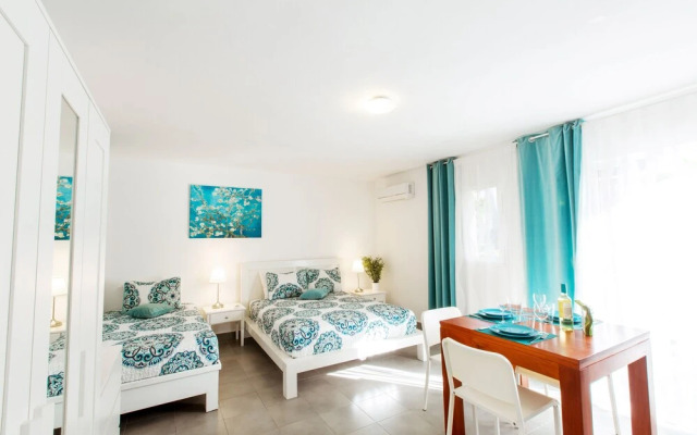 AVENTURA STUDIOS - POOL and BEACH CLUB