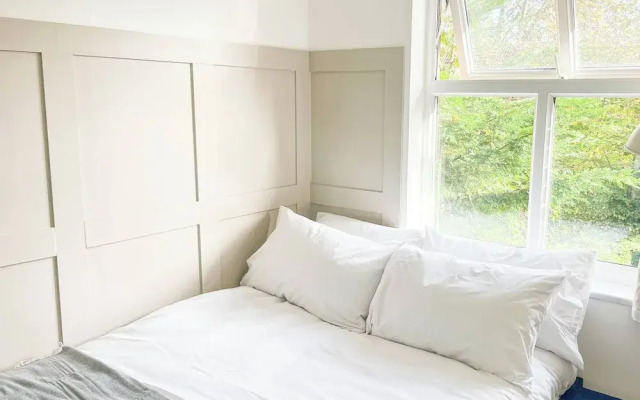 Entire 2 Bedroom House 7m To Station