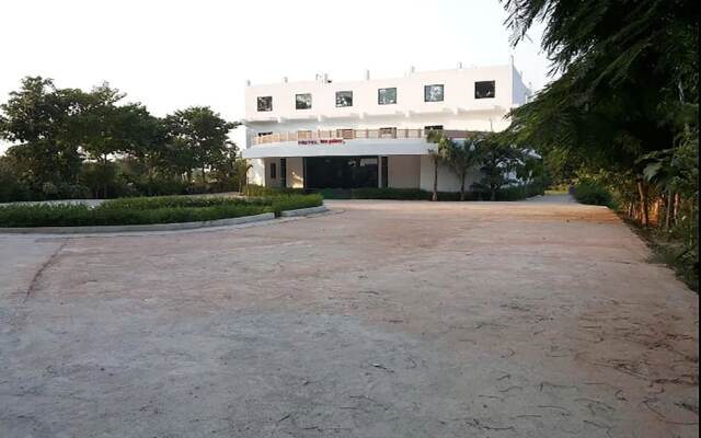 Oyo 24081 Hotel Lata Palace And Resort