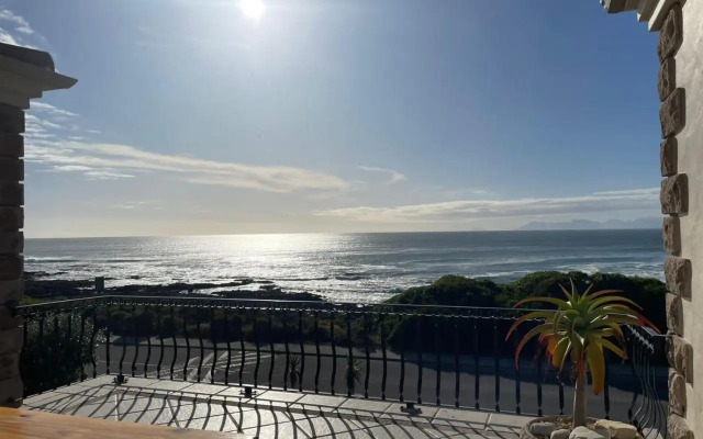 Casa Balena - Gansbaai seafront accommodation, back-up power