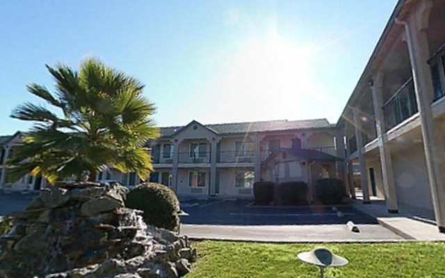 Cloverdale Wine Country Inn & Suites