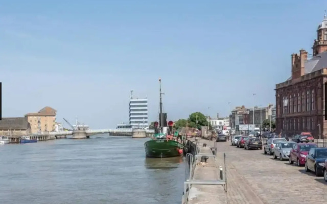 South Quay Apartment - 2 Bedrooms - 2 Bathrooms