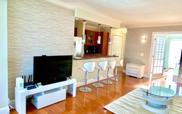 Deluxe waterfront one bedroom apartment with pool and free parking 5 mins drive to Miami Beach