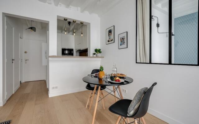 Beautiful new Apartment in a Pedestrian Street, Near Champs Elysees