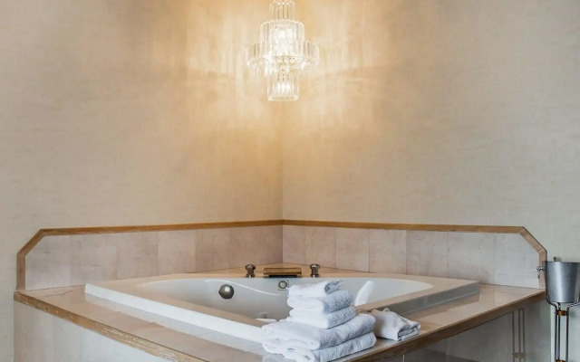 Quality Hotel & Suites At The Falls