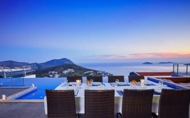 Villa Elmas -stunning 5 bed Villa With Rooftop bar