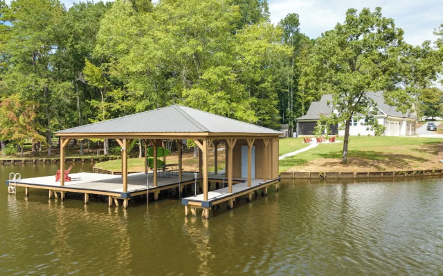 Spacious Lake Sinclair Vacation Rental w/ Dock!