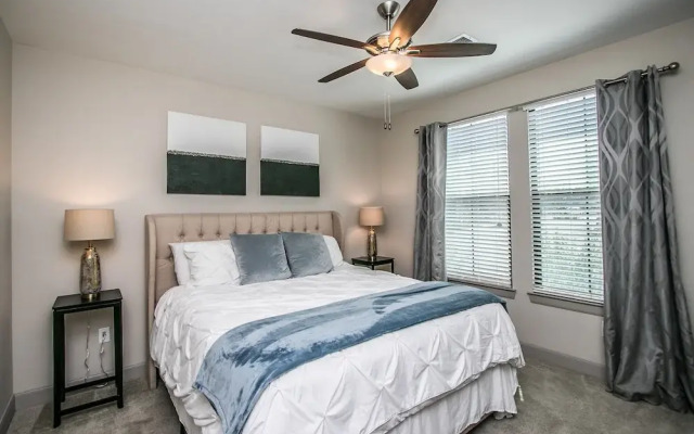 Rooftop Pool, Views, Close to Shops & Dining 1131