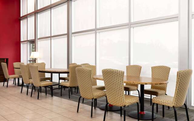 Travelodge by Wyndham Richmond Hill