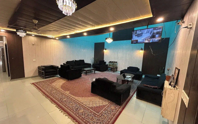 Hotel B K House
