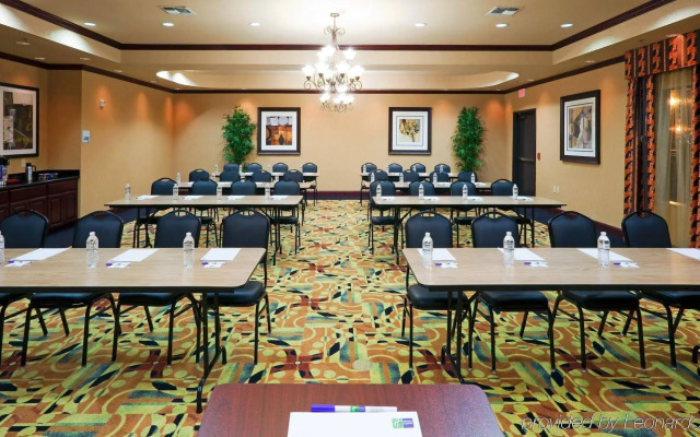 Holiday Inn Express Hotel & Suites Ennis by IHG