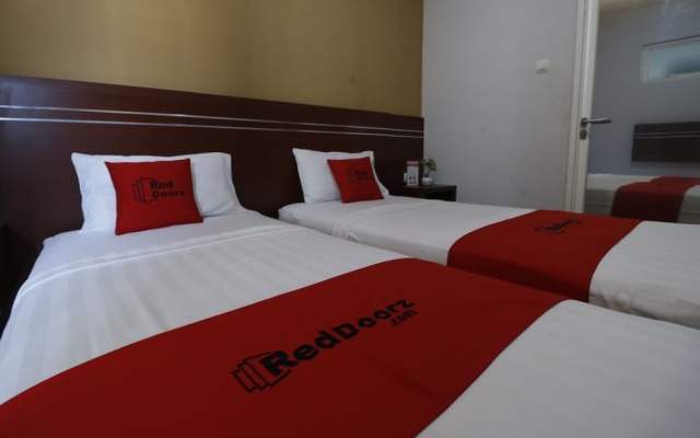 RedDoorz Plus @ Cakranegara – Guest Rooms – Mataram