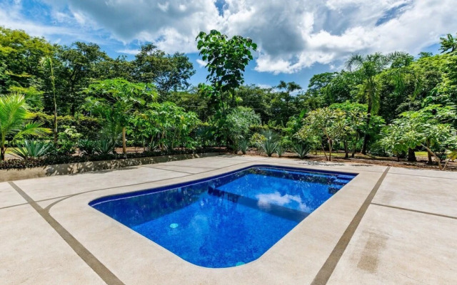 House and Apartment With Private Pool - Walk to Beach