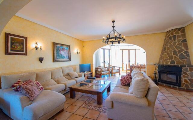 Villa - 4 Bedrooms with Pool and WiFi - 106398