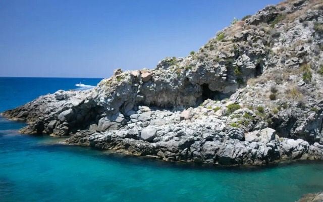 Gorgeous Mansion in Capo Vaticano near Beach