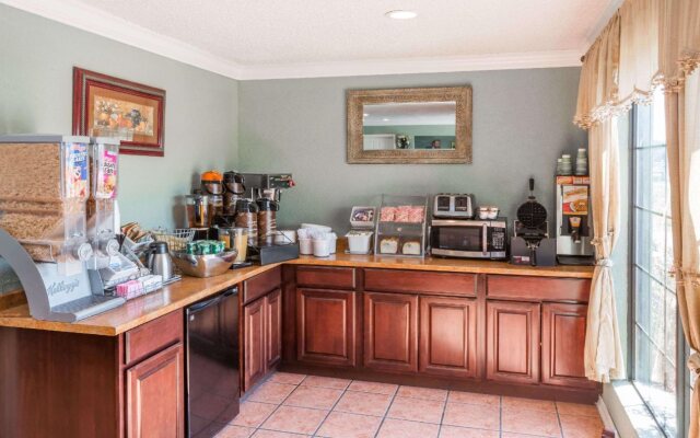 Super 8 by Wyndham Kinder LA