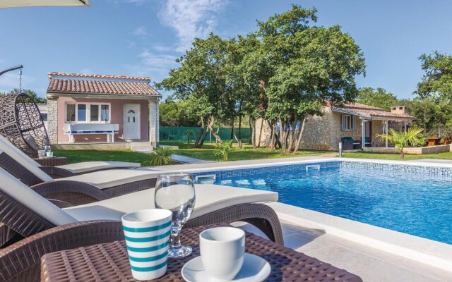 Beautiful Home in Cubani With Wifi and 2 Bedrooms