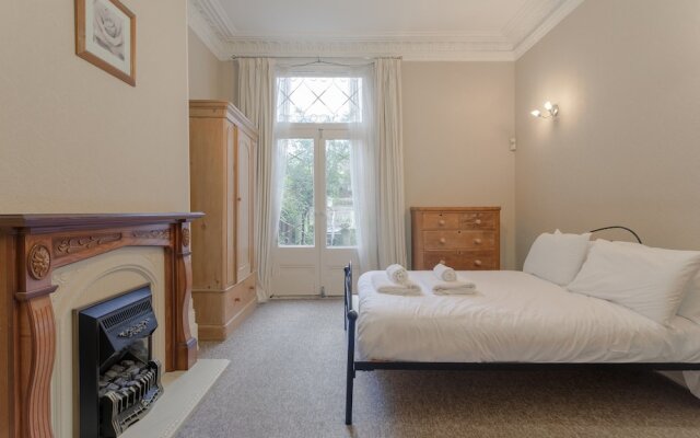 1 Bedroom Flat With Lofty Ceilings and Garden