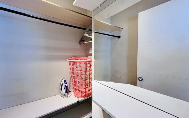 Urban Yard Bus Terminal Home Office Pool Wifi