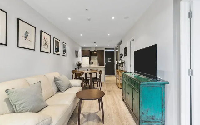 Chic 2BR Pool & Gym - Steps to Ponsonby